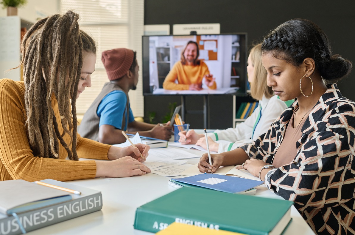 NATIVE SPEAKER CZY POLSKI ABSOLWENT FILOLOGII?